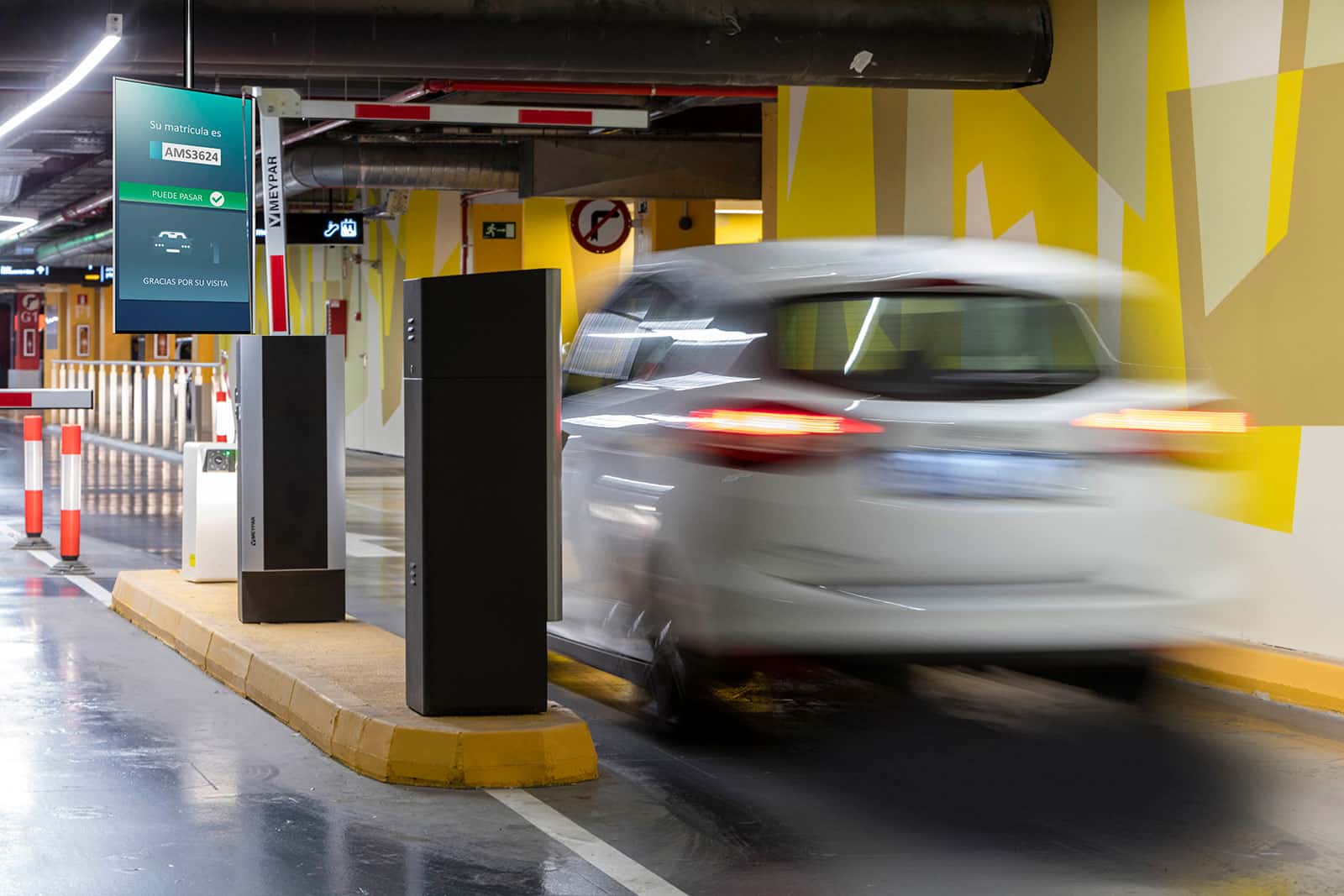 Vehicle access control system with parking barriers by Meypar